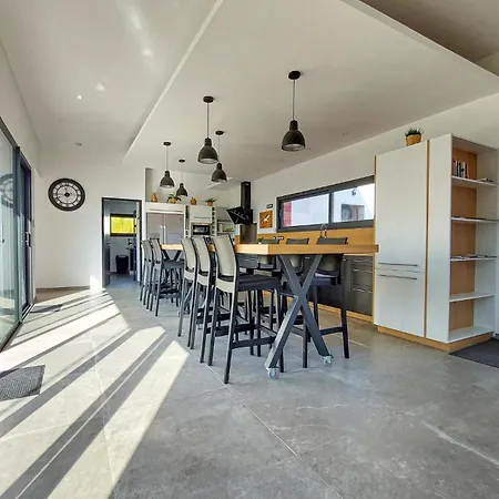 Piscine Interieure 度假居 *