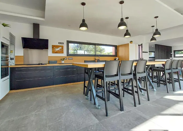 Piscine Interieure 度假居 *