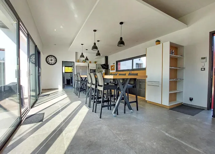 Piscine Interieure 度假居 *