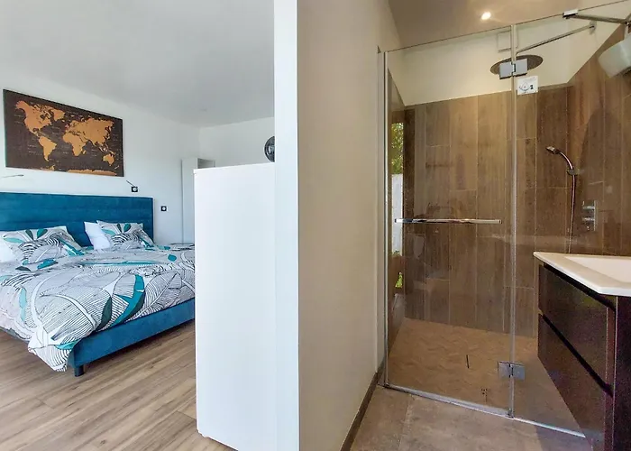 Piscine Interieure 度假居 *